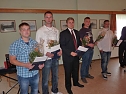 Zeugnisse &uuml;bergeben (Foto: Karl-Heinz Herrmann)