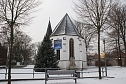 Auf Schnee musste der Weihnachtsmarkt rund um die Sangerh&auml;user Marienkirche warten - bis heute. Nun ist er da, daf&uuml;r ist der Weihnachtsmann weg. (Foto: Jochen Miche)