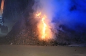 Holz brennt an Landkreisgrenze (Foto: S. Dietzel) Holz brennt an Landkreisgrenze (Foto: S. Dietzel)