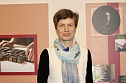 Die K&uuml;nstlerin Annekatrin Wei&szlig;e bei der Vernissage zu Ihrer Ausstellung "Kreative Frauen aus Th&uuml;ringen" im Langensalzaer Rathaus (Foto: Eva Maria Wiegand)