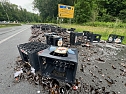F&uuml;r immer verloren: ein Lkw verlor am morgen eine Ladung Bier auf der Bundesstra&szlig;e (Foto: S. Dietzel)