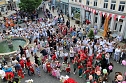 Auftakt zum Brunnenfest in Bad Langensalza mit vielen bunt geschm&uuml;ckten Kindern am Rathausbrunnen (Foto: Eva Maria Wiegand)