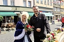 Auftakt zum Brunnenfest in Bad Langensalza mit vielen bunt geschm&uuml;ckten Kindern am Rathausbrunnen (Foto: Eva Maria Wiegand)