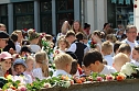 Auftakt zum Brunnenfest in Bad Langensalza mit vielen bunt geschm&uuml;ckten Kindern am Rathausbrunnen (Foto: Eva Maria Wiegand)