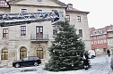 Gro&szlig;e Freude bei kleinen Wichteln - Kita Kinder schm&uuml;cken Weihnachtsbaum am Bad Langensalzaer Rathaus (Foto: Eva Maria Wiegand)