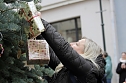 Gro&szlig;e Freude bei kleinen Wichteln - Kita Kinder schm&uuml;cken Weihnachtsbaum am Bad Langensalzaer Rathaus (Foto: Eva Maria Wiegand)