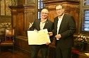 Uwe Seeber (li.) -  Ehrung im Ratssaal im Historischen Rathaus in M&uuml;hlhausen  (Foto: Eva Maria Wiegand)