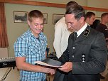 Zeugnisse &uuml;bergeben (Foto: Karl-Heinz Herrmann)