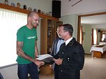 Zeugnisse &uuml;bergeben (Foto: Karl-Heinz Herrmann)