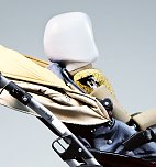 Zu niedrig Bei diesem Modell ragt der Kopf des Dummys &uuml;ber die Lehne. (Foto: Stiftung Warentest)