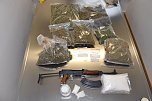 Sichergestellte Drogen und Waffen (Foto: Polizei)
