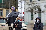 Proteste der Fris&ouml;rinnung vor dem Nordh&auml;user Bahnhof (Foto: oas)