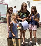 Siegerehrung am Riedsgraben beim diesj&auml;hrigen Entenrennen (Foto: oas)