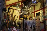 Weihnachtliches Ambiente im Antiquitäten-und Trödelhof (Foto: oas) Weihnachtliches Ambiente im Antiquitäten-und Trödelhof (Foto: oas)