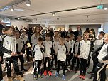 Junge Preu&szlig;en zu Besuch beim Sponsor (Foto: B.Harbauer)