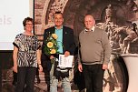 Kyffh&auml;user Sportlergala 2020/2022 - v.r. Dr. R&auml;uber ehrt Uwe Pforr Mitte (Karatelehrer in Sondershausen) f&uuml;r seinen &uuml;ber 30-j&auml;hrigen Einsatz in Kampfsport (Foto: Eva Maria Wiegand)