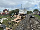 Unfall am Bahnübergang: stundenlange Sperrung der Strecke (Foto: Feuerwehr Breitenworbis/Silvio Dietzel) Unfall am Bahnübergang: stundenlange Sperrung der Strecke (Foto: Feuerwehr Breitenworbis/Silvio Dietzel)
