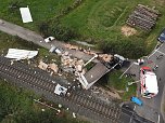 Unfall am Bahnübergang: stundenlange Sperrung der Strecke (Foto: Feuerwehr Breitenworbis/Silvio Dietzel) Unfall am Bahnübergang: stundenlange Sperrung der Strecke (Foto: Feuerwehr Breitenworbis/Silvio Dietzel)