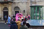 Fr&ouml;hliche Menschen feierten bei strahlendem Sonnenschein den Karnevalsumzug durch Bad Langensalza (Foto: Eva Maria Wiegand)