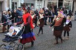 Fr&ouml;hliche Menschen feierten bei strahlendem Sonnenschein den Karnevalsumzug durch Bad Langensalza (Foto: Eva Maria Wiegand)