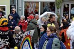 Fr&ouml;hliche Menschen feierten bei strahlendem Sonnenschein den Karnevalsumzug durch Bad Langensalza (Foto: Eva Maria Wiegand)