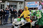 Fr&ouml;hliche Menschen feierten bei strahlendem Sonnenschein den Karnevalsumzug durch Bad Langensalza (Foto: Eva Maria Wiegand)