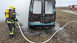Kleinbus brannte an einem Feld bei Rockensu&szlig;ra vollkommen aus (Foto: Silvio Dietzel)