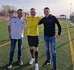Preußen-Präsident Harbauer mit Schiedsrichter Reinz und Schiri-Obmann Lorenz (Foto: B.Harbauer) Preußen-Präsident Harbauer mit Schiedsrichter Reinz und Schiri-Obmann Lorenz (Foto: B.Harbauer)