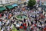 Auftakt zum Brunnenfest in Bad Langensalza mit vielen bunt geschm&uuml;ckten Kindern am Rathausbrunnen (Foto: Eva Maria Wiegand)