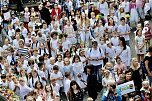 Auftakt zum Brunnenfest in Bad Langensalza mit vielen bunt geschm&uuml;ckten Kindern am Rathausbrunnen (Foto: Eva Maria Wiegand)