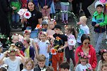 Auftakt zum Brunnenfest in Bad Langensalza mit vielen bunt geschm&uuml;ckten Kindern am Rathausbrunnen (Foto: Eva Maria Wiegand)