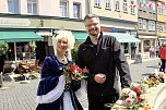Auftakt zum Brunnenfest in Bad Langensalza mit vielen bunt geschm&uuml;ckten Kindern am Rathausbrunnen (Foto: Eva Maria Wiegand)
