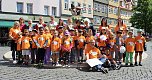 Auftakt zum Brunnenfest in Bad Langensalza mit vielen bunt geschm&uuml;ckten Kindern am Rathausbrunnen (Foto: Eva Maria Wiegand)
