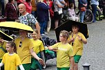 211. Brunnenfestumzug in Bad Langensalza mit vielen fr&ouml;hlichen Akteuren (Foto: Eva Maria Wiegand)