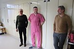 Ein besonderer Dank im Klinikum f&uuml;r das Pflegepersonal von Landrat Ahke (r.) (Foto: Eva Maria Wiegand)