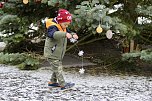 Gro&szlig;e Freude bei kleinen Wichteln - Kita Kinder schm&uuml;cken Weihnachtsbaum am Bad Langensalzaer Rathaus (Foto: Eva Maria Wiegand)
