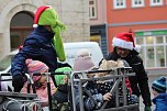 Gro&szlig;e Freude bei kleinen Wichteln - Kita Kinder schm&uuml;cken Weihnachtsbaum am Bad Langensalzaer Rathaus (Foto: Eva Maria Wiegand)
