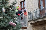 Gro&szlig;e Freude bei kleinen Wichteln - Kita Kinder schm&uuml;cken Weihnachtsbaum am Bad Langensalzaer Rathaus (Foto: Eva Maria Wiegand)