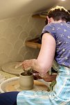 Yvonne Siemoleit demonstriert wie eine Tontasse auf einer Drehscheibe entsteht (Foto: Eva Maria Wiegand) Yvonne Siemoleit demonstriert wie eine Tontasse auf einer Drehscheibe entsteht (Foto: Eva Maria Wiegand)
