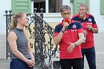 Fans und Cheftrainer des Thüringer HC Herbert Müller verabschieden neun Spitzenhandballerinnen in Bad Langensalza (Foto: Eva Maria Wiegand) Fans und Cheftrainer des Thüringer HC Herbert Müller verabschieden neun Spitzenhandballerinnen in Bad Langensalza (Foto: Eva Maria Wiegand)