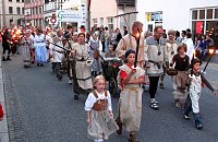 Bauernheer zieht durch Stadt Bild: Bauernheer zieht durch Stadt