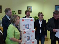 Übergabe der Bauschutzbrillen an Abgeordneten des Landtages Bild: Übergabe der Bauschutzbrillen an Abgeordneten des Landtages