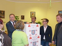 Übergabe der Bauschutzbrillen an Abgeordneten des Landtages Bild: Übergabe der Bauschutzbrillen an Abgeordneten des Landtages