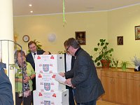 Übergabe der Bauschutzbrillen an Abgeordneten des Landtages Bild: Übergabe der Bauschutzbrillen an Abgeordneten des Landtages