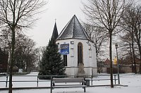 Auf Schnee musste der Weihnachtsmarkt rund um die Sangerhäuser Marienkirche warten - bis heute. Nun ist er da, dafür ist der Weihnachtsmann weg. Bild: Auf Schnee musste der Weihnachtsmarkt rund um die Sangerhäuser Marienkirche warten - bis heute. Nun ist er da, dafür ist der Weihnachtsmann weg.