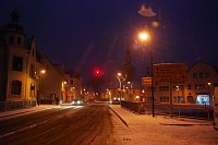 War es Missverständnis oder Kalkül? Während die einen "staatliche Unterstützung" zusagten, verstand Frau Holle "stattliche Unterstützung" - und nutzte sie gnadenlos aus. Die Folge der über Nacht eingesetzten Brigade "hämisches Bettenlager": Sie schüttelten Holles Betten derart, dass der fallende Schnee binnen Kurzem statt zur Freude zur Plage wurde. Im Bild: Arbeitsbeginn der Holle-Helfer. Bild: War es Missverständnis oder Kalkül? Während die einen "staatliche Unterstützung" zusagten, verstand Frau Holle "stattliche Unterstützung" - und nutzte sie gnadenlos aus. Die Folge der über Nacht eingesetzten Brigade "hämisches Bettenlager": Sie schüttelten Holles Betten derart, dass der fallende Schnee binnen Kurzem statt zur Freude zur Plage wurde. Im Bild: Arbeitsbeginn der Holle-Helfer.