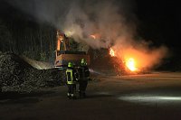 Holz brennt an Landkreisgrenze Bild: Holz brennt an Landkreisgrenze