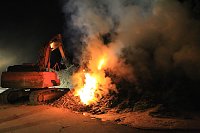 Holz brennt an Landkreisgrenze Bild: Holz brennt an Landkreisgrenze