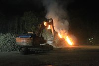 Holz brennt an Landkreisgrenze Bild: Holz brennt an Landkreisgrenze