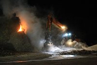 Holz brennt an Landkreisgrenze Bild: Holz brennt an Landkreisgrenze